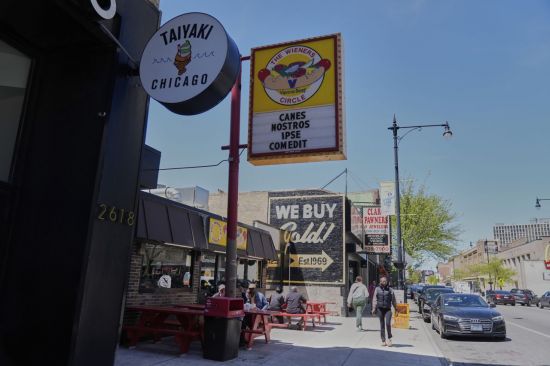 시카고의 유명 핫도그 집 '와이너스 서클'에서는 콘클라베 이후 라틴어로 '그는 우리 핫도그를 먹었다'라는 간판을 내걸었다. AP연합뉴스