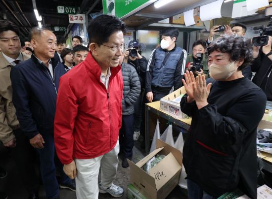 제21대 대통령 선거 공식 선거운동 첫날인 12일 김문수 국민의힘 대선 후보가 서울 송파구 가락시장을 찾아 상인들과 인사하고 있다. 연합뉴스.