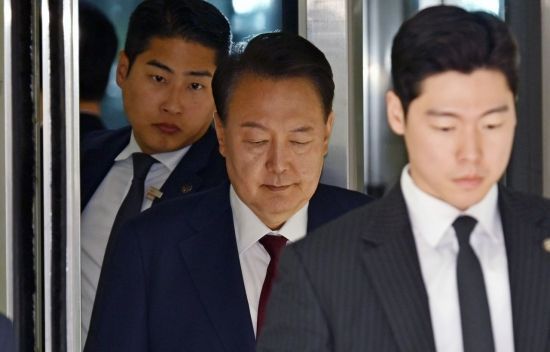12·3 비상계엄 사태와 관련해 내란 우두머리 혐의 등으로 기소된 윤석열 전 대통령이 12일 서울 서초구 서울중앙지방법원에서 열린 3차 공판에서 오전 공판을 마치고 법원을 나서고 있다. 2025.05.12 사진공동취재단