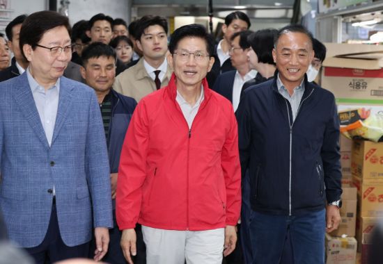 문수 국민의힘 대선 후보가  제21대 대통령 선거 공식 선거운동 첫날인 12일 서울 송파구 가락시장을 방문했다. 연합뉴스