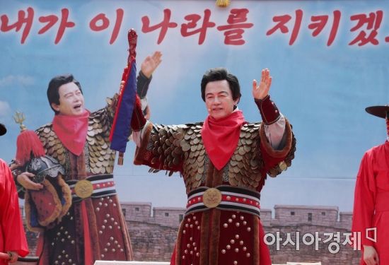 허경영 국가혁명당 명예대표가 지난 2021년 경기 고양시 행주산성 대첩문 앞에서 대선 출마 선언식을 열고 퍼포먼스를 하고 있다.김현민 기자