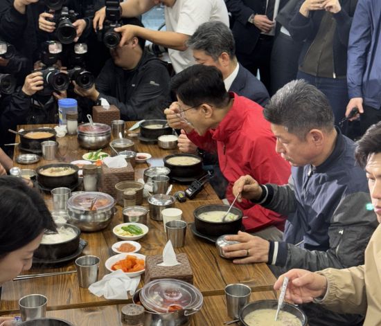 김문수 국민의힘 대선 후보가  제21대 대통령 선거 공식 선거운동 첫날인 12일 서울 송파구 가락시장을 방문해 상인회 관계자들과 시장 내 식당에서 순댓국을 먹고 있다. / 사진= 이기민 기자