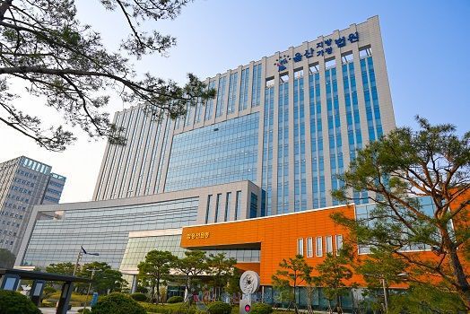 울산광역시 남구에 위치한 울산지방법원 전경. 울산지방법원