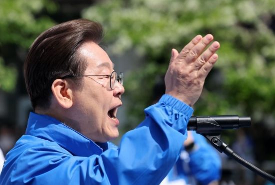 이재명 더불어민주당 대선후보가 제21대 대통령선거 공식 선거운동이 시작된 12일 서울 청계광장에서 열린 '빛의 혁명' 광화문 유세에서 연설하고 있다. 2025.5.12 김현민 기자