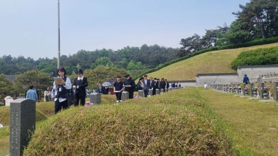 13일 오전 광주 북구 운정동 국립5·18민주묘지가 5·18민주화운동 45주년을 5일 앞두고 민주묘지는 가족과 학생, 직장인 등의 참배객 발걸음이 이어지고 있다. 민찬기 기자