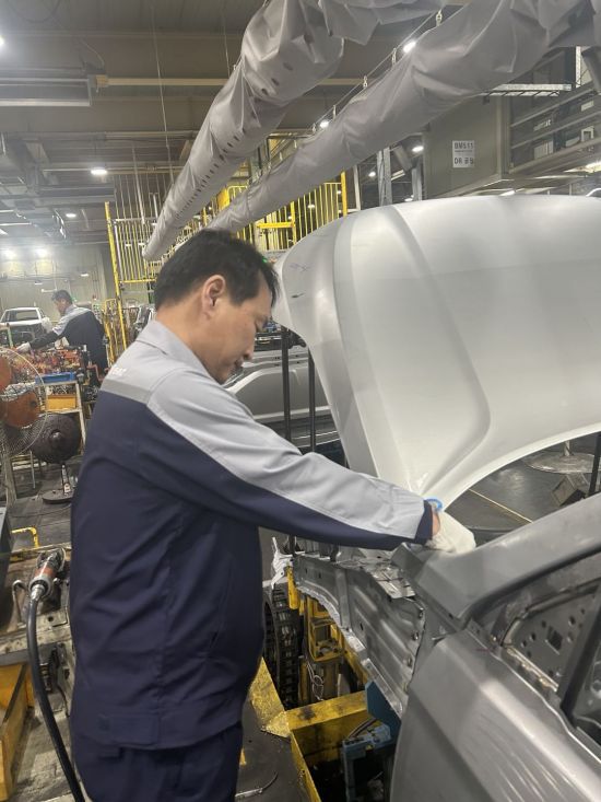 지난해 말 정년퇴직 후 재고용 된 황주원씨가 2일 KG모빌리티 평택 공장 차체품질라인에서 차체를 점검하고 있다.