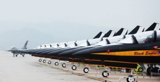 9일 경기도 평택시 주한미공군 오산기지에서 열린 ‘오산 에어 파워 데이 2025’에서 블랙이글스 비행기 옆으로 F-16 전투기가 지나가고 있다. 연합뉴스