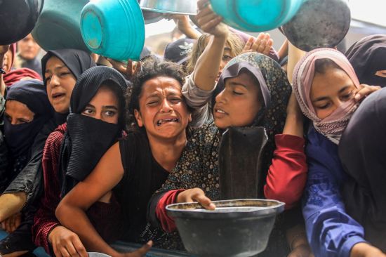 한편, 가자지구에서는 전쟁이 1년 7개월 넘게 계속되면서 농토와 목축지가 파괴되고 어업을 금지된 상태다. 무엇보다 이스라엘군이 2개월여간 이 지역에 대한 구호물자 반입을 계속 봉쇄해 식량이 바닥난 상황이다. 이 탓에 주민들이 잡초를 삶고 야생동물을 잡아먹어야만 하는 처지로 몰렸다. UPI·연합뉴스