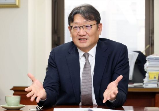 권기섭 경제사회노동위원회 위원장이 서울 종로구 경사노위 사무실에서 아시아경제와 인터뷰 하고 있다. 조용준 기자