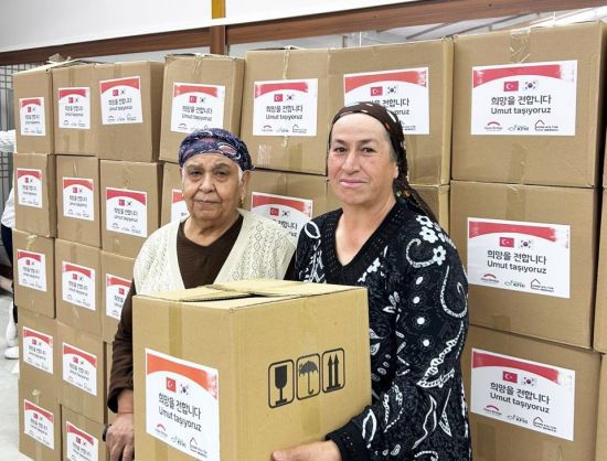 이스켄데룬 지역 이재민들이 희망브리지로부터 위생키트를 지원받고 있다. 희망브리지