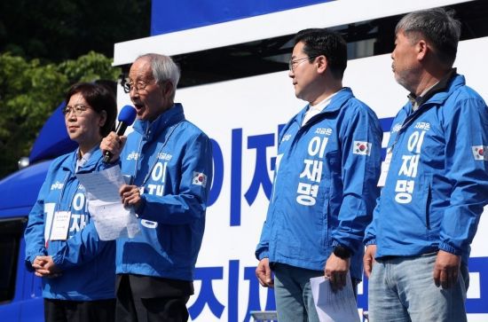 제21대 대통령선거 공식 선거운동 첫 날인 12일 서울 청계광장에서 열린 더불어민주당 중앙선거대책위원회 출정식에서 윤여준 상임총괄선거대책위원장이 발언하고 있다. 2025.5.12 김현민 기자