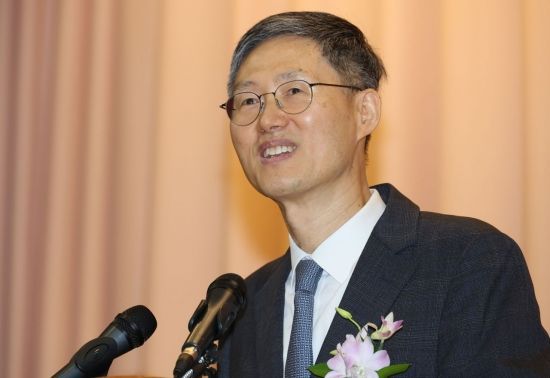 문형배 헌법재판소장 권한대행이 18일 서울 종로구 헌법재판소에서 열린 퇴임식에 참석, 퇴임사를 하고 있다. 2025.4.18 조용준 기자