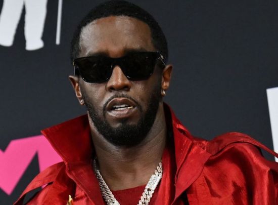 성매매 등 혐의로 재판에 넘겨진 미국 힙합계 거물 숀 디디 콤스(55)의 형사재판이 열렸다. 13일(현지시간) CNN 등 외신은 뉴욕 남부연방법원에서 성매매 등 혐의로 기소된 콤스에 대한 형사재판 심리 절차가 개시된 가운데, 그의 전 연인이자 가수인 캐시 벤추라가 증언에 나섰다고 보도했다. 아시아경제DB