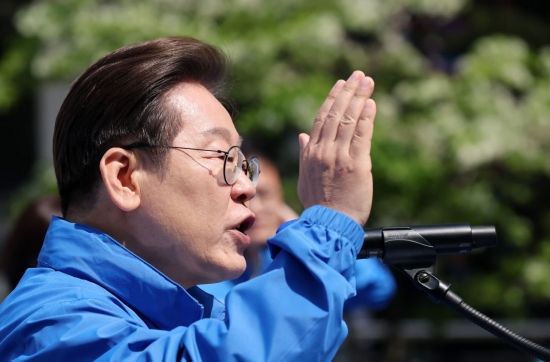 이재명 더불어민주당 대선후보가 제21대 대통령선거 공식 선거운동이 시작된 12일 서울 청계광장에서 열린 '빛의 혁명' 광화문 유세에서 연설하고 있다. 2025.5.12 김현민 기자