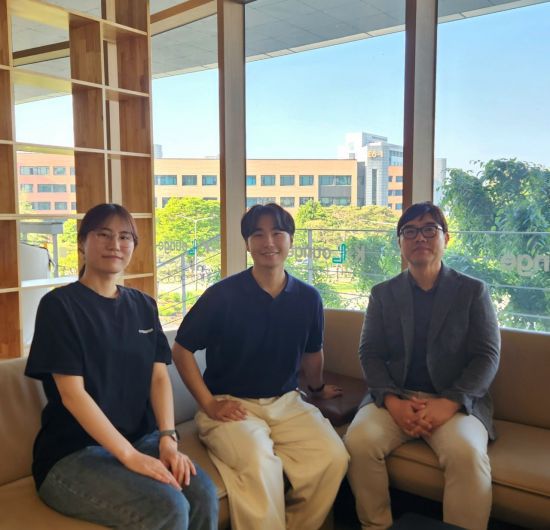 (왼쪽부터) 생명과학과 서보인 박사과정, 생명과학과 한준호 박사, 생명과학과 한진희 교수. KAIST 제공