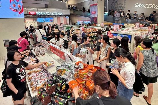 싱가포르 페어프라이스 엑스트라 비보시티점 내 입점한 '롯데마트 EXPRESS'에서 고객들이 장을 보고 있다. 롯데마트 제공.