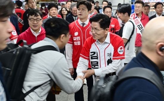 김문수 국민의힘 대선 후보가 15일 서울 구로구 신도림역에서  출근길 시민들과  인사하며 지지를 호소하고 있다. 2025.5.15 김현민 기자