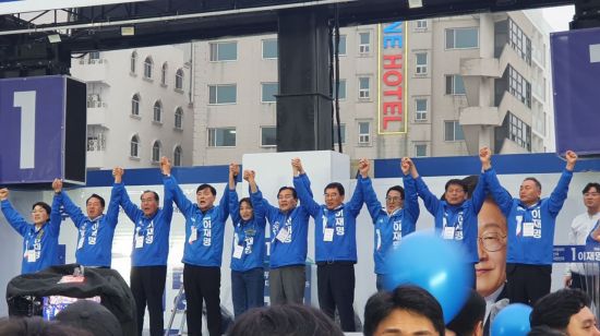 박지원, 이개호, 김원이 등 더불어민주당 국회의원들이 15일 전남 목포 유세 현장을 찾아와 지지자와 시민들에게 이재명 후보의 지지를 부탁했다. 심진석 기자