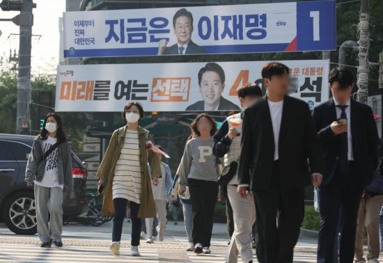 공직선거법에 따르면, 선거 현수막이나 벽보를 정당한 사유 없이 훼손하거나 철거할 경우 2년 이하의 징역 또는 400만원 이하의 벌금형에 처해진다. 선관위 관계자는 "공정한 선거 질서를 어지럽히는 위법행위에 대해서는 엄정히 조치하겠다"며 "선거 현수막과 벽보 등의 훼손이 발생하지 않도록 각별히 유의해 달라"고 당부했다. 조용준 기자