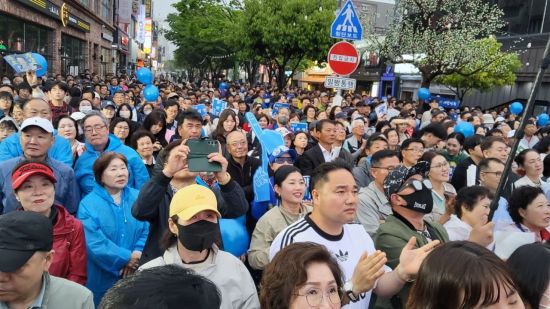 15일 목포 평화광장 원형상가를 찾은 수 천 명의 시민들이 이재명 후보에게 환호와 지지를 보냈다. 심진석 기자