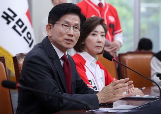 김문수 국민의힘 대선 후보가 15일 국회에서 긴급 기자회견을 열고 발언하고 있다. 2025.5.15 김현민 기자