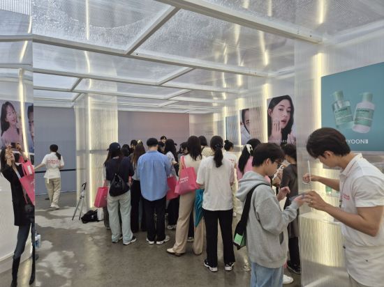 '오직 무신사 뷰티'존 내부 모습, 제품을 체험해 보려는 소비자들이 긴 줄을 늘어트리고 있다. 이민지 기자.