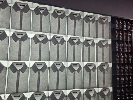 프랑스 패션 브랜드 '칼 라거펠트'가 서울 성수동 팝업스토어 개최를 기념해 한지로 제작한 하얀색 와이셔츠들이 벽면 한쪽을 가득 메우고 있다. 사진=박재현 기자