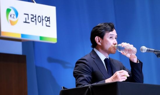 최윤범 고려아연 회장이 13일 서울 중구 대한상공회의소에서 열린 고려아연 기자회견에서 물을 마시고 있다. 최 회장은 이날 “최대한 빠른 시일 내에 이사회 의장직을 내려놓고, 사외이사가 고려아연 이사회 의장을 맡도록 하겠다”고 밝혔다. 김현민 기자