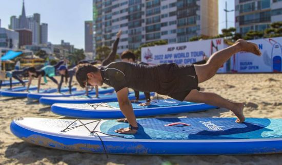 관광객이 요가 체험을 하고 있다