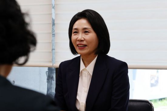 = 더불어민주당 이재명 대선 후보의 배우자 김혜경 여사가 14일 오후 광주 남구 오월어머니집에서 오월어머니들과 만나 인사를 나누고 있다. 김 여사는 이날 오전 광주 남구 노대동 빛고을노인건강타운에서 배식 자원봉사활동을 했다. 연합뉴스