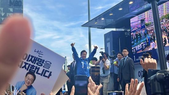 더불어민주당 이재명 대선후보가 17일 광주 김대중컨벤션센터 앞 집중 유세 현장에서 두 팔을 들어 지지를 호소하고 있다. 송보현 기자