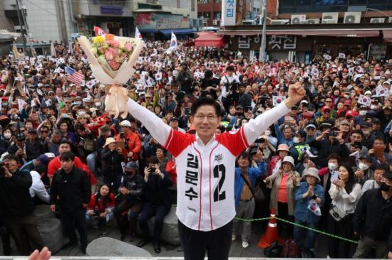 김문수 국민의힘 대선 후보가 13일 부산 자갈치 시장에서 유세를 하고 있다. 연합뉴스
