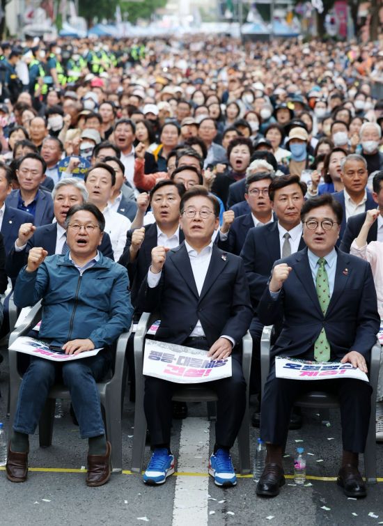 더불어민주당 이재명 대선후보가 17일 광주광역시 동구 금남로에서 열린 5·18 광주민주화운동 45주기 전야제에 참석해 임을 위한 행진곡을 제창하고 있다. 왼쪽부터 강기정 광주시장, 이 후보, 우원식 국회의장. 연합뉴스