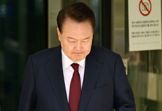 12·3 비상계엄 사태와 관련해 내란 우두머리 혐의 등으로 기소된 윤석열 전 대통령이 지난 12일 서울 서초구 서울중앙지방법원에서 열린 3차 공판에서 오전 공판을 마치고 법원을 나서고 있다. 사진공동취재단