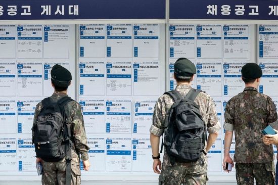 지난해 9월10일 서울 용산국 전쟁기념관 평화의광장에서 열린 '2024 제대군인 취·창업 박람회'에서 참가자들이 채용공고 게시판을 보고 있다. 사진은 기사 내용과 관계없음. 사진=강진형 기자 aymsdream@