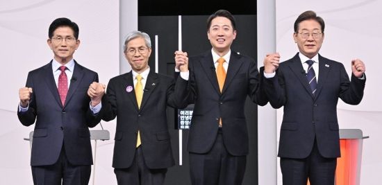 18일 서울 마포구 SBS프리즘타워에서 열린 중앙선거방송토론위원회 주관 제21대 대통령선거 후보자토론회에서 각 정당 대선 후보들이 선전을 다짐하고 있다. 왼쪽부터 국민의힘 김문수, 민주노동당 권영국, 개혁신당 이준석, 더불어민주당 이재명 대선후보. 2025.5.18 국회사진기자단