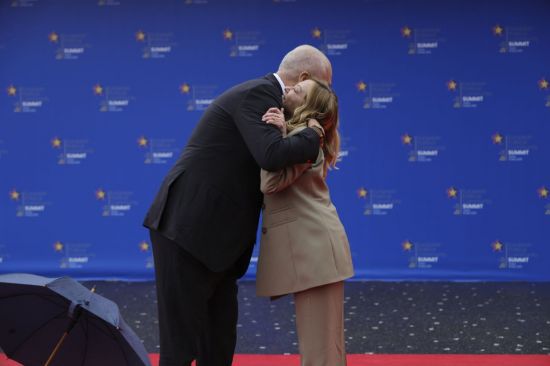 라마 총리(왼쪽)와 멜로니 총리가 포옹하고 있다. AP연합뉴스