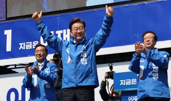 이재명 더불어민주당 대선후보가 제21대 대통령선거 공식 선거운동이 시작된 12일 서울 청계광장에서 열린 '빛의 혁명' 광화문 유세에서 손을 들어 유권자들에게 인사하고 있다. 2025.5.12 김현민 기자