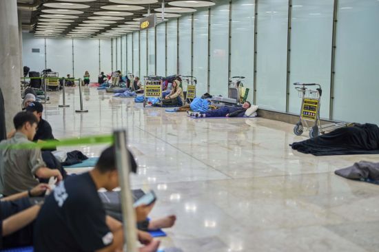 스페인 마드리드 공항에서 노숙하는 이들의 모습. AP 연합뉴스