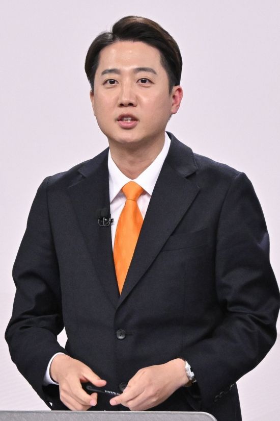 이준석 개혁신당 대선후보가 18일 서울 마포구 SBS프리즘타워에서 열린 중앙선거방송토론위원회 주관 제21대 대통령선거 후보자토론회에서 발언하고 있다. 2025.5.18 국회사진기자단