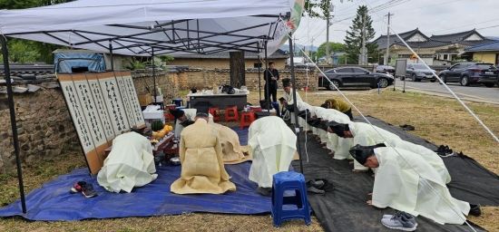 지신 고유제를 봉행 하는모습이다.