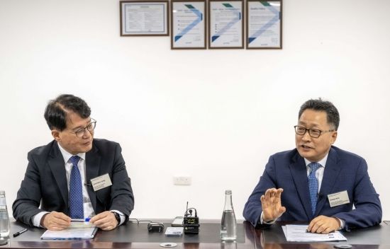 김언수 현대자동차 인도아중동대권역장 부사장(오른쪽)과 정준철 현대차·기아 제조부문장 부사장이 14일(현지시간) 사우디아라비아 킹 압둘라 경제도시에서 기자들과 간담회를 하고 있다. 현대차