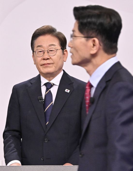 18일 서울 마포구 SBS프리즘타워에서 열린 중앙선거방송토론위원회 주관 제21대 대통령선거 후보자토론회에서 김문수 국민의힘 대선후보가 발언하는 것을 이재명 더불어민주당 대선후보가 지켜보고 있다. 국회사진기자단