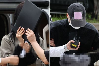 축구 국가대표팀 주장 손흥민의 아이를 임신했다고 주장하며 손씨에게 돈을 뜯어내려 한 양모씨(왼쪽)와 40대 남성 용모씨가 17일 영장실질심사를 받기 위해 서울중앙지법에 들어서고 있다.연합뉴스