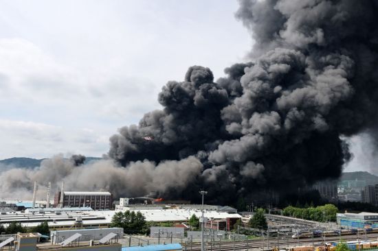 금호타이어 광주공장에서 발생한 대형 화재로 검은 연기가 하늘을 뒤덮고 있다. 광산구 제공