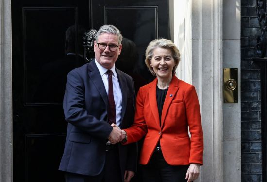 키어 스타머 영국 총리(왼쪽)와 우르줄라 폰데어라이엔 EU 집행위원장. 로이터연합뉴스