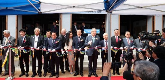 김주수 의성군수가 주기철목사수난기념관개관깃에서 참석자들과 테이프컷팅을 하고 있다.