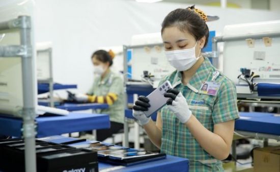 삼성전자 베트남 타이응유엔 공장에서 휴대폰을 검사 중인 직원 모습. 사진=삼성전자 베트남 법인