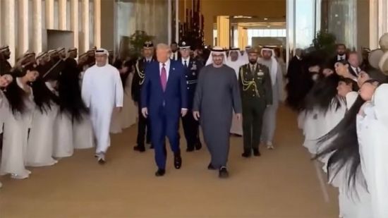 도널드 트럼프 미국 대통령이 아랍에미리트(UAE) 전통 의식 '알 아얄라'(Al-Ayyala)를 받고 있다. 엑스 갈무리