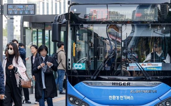 서울 시내버스 노사 간 협상이 결렬되면서 노조가 준법운행 쟁의행위에 돌입한 30일 서울 중구 서울역버스환승센터에서 시민들이 버스를 기다리고 있다. 2025.4.30. 강진형 기자